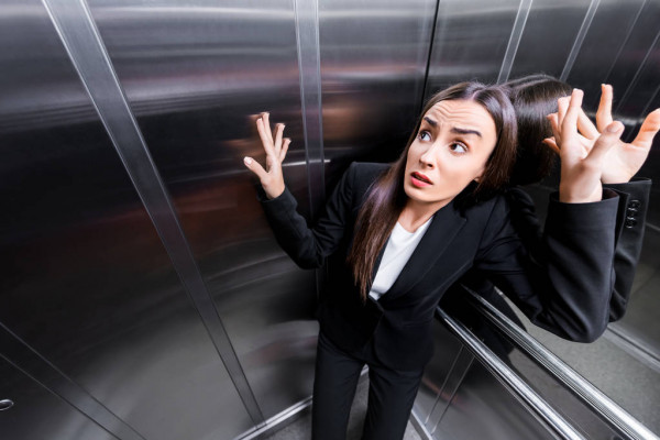 Claustrophobie : que faire si l’on doit chaque jour prendre l’ascenseur ?